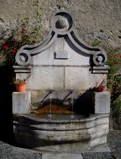 Fontaine contre l'glise